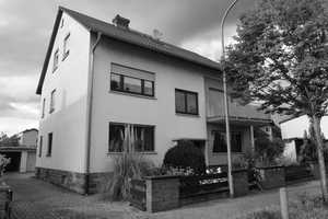 Wohnen und investieren: Mehrfamilienhaus mit großem Grundstück in guter Lage! – Bergstraße (Kreis) – Vorschaubild 1