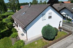 "Zwei unter einem Dach" schafft dieses Einfamilienhaus mit Einliegerwohnung und Garten – Die vollständige Adresse der Immobilie erhältst du vom Anbieter., 86830 Schwabmünchen – Vorschaubild 2