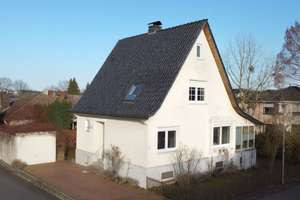 Einzugsbereit: freistehendes Einfamilienhaus mit Charme in Heidenoldendorf – Die vollständige Adresse der Immobilie erhältst du vom Anbieter., 32758 Detmold – Vorschaubild 1