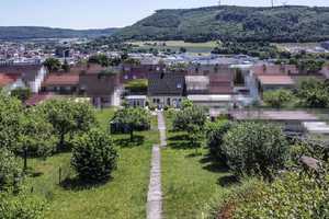 WOHNEN MIT FERNBLICK - DOPPELHAUSHÄLFTE MIT WEITLÄUFIGEM GRUNDSTÜCK UND FANTASTISCHEM AUSBLICK – Ostalbkreis – Vorschaubild 1