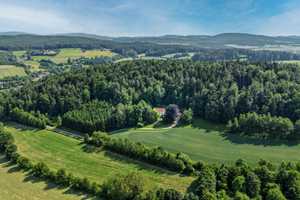 Alleinlage in Chamerau – Landhaus auf außergewöhnlichem Naturgrundstück mit Flussblick! – Cham (Kreis) – Vorschaubild 1
