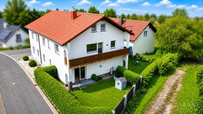 Raum für Ideen, Familie und Zukunft - vielseitiges Zweifamilienhaus auf großem Grundstück
