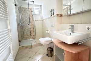 Stilvolle, gepflegte  3-Zimmer-Erdgeschosswohnung mit Terrasse und Garten. Waldtrudering – Lachenmeyrstraße 4, 81827 Waldtrudering, München – Vorschaubild 9