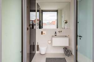Lichtdurchflutetes Penthouse mit Terrassenzugang aus allen Räumen, Ankleide und en-suite-Bad – Weimarer Straße 1, 10625 Charlottenburg, Berlin – Vorschaubild 10
