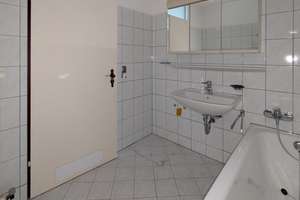 Attraktiver Preis trifft auf Potenzial! Wohnung inkl. TG-Stpl. mit Alpenblick und Dachterrassenpool! – Breslauer Straße 10, 89231 Neu-Ulm – Vorschaubild 9