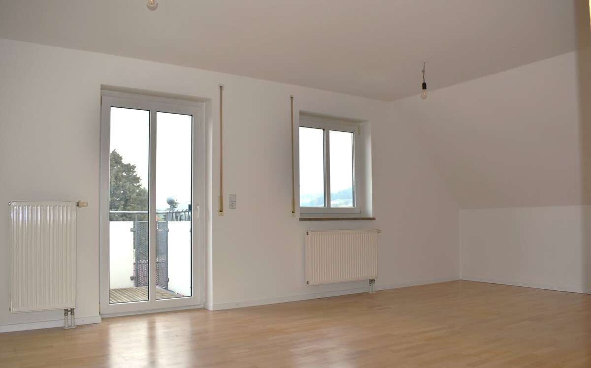 Immobilie in Crossen an der Elster - Helle 3-Raum-Wohnung mit EBK, Balkon, Stellplatz in guter Lage für Eigennutzer oder Kapitalanleger - Bild 0