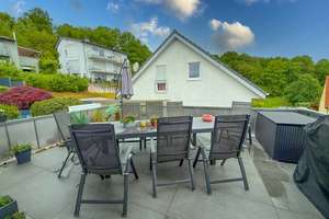 WOHNEN MIT WEITBLICK – FREISTEHENDES TRAUMHAUS IN IDYLLISCHER LAGE – Die vollständige Adresse der Immobilie erhältst du vom Anbieter., 66987 Thaleischweiler-Fröschen – Vorschaubild 3