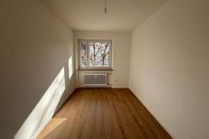 Schöne familienfreundliche 4-Zimmer-Wohnung mit Loggia nähe Augsburg-Kuhsee zu vermieten  – Mittenwalder Straße 13, 86163 Hochzoll-Süd, Augsburg – Vorschaubild 5