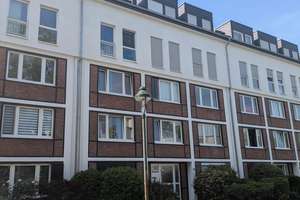 Moderne 3-Zimmer Maisonette mit Balkon, Klimaanlage, Photovoltaikanlage und Außenstellplatz