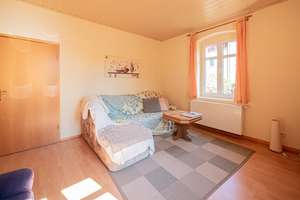 Voll möblierte 2-Zimmer-Wohnung mit großer Wohnküche und Gemeinschaftsgarten – Brückenstraße 15, 1157 Briesnitz, Dresden – Vorschaubild 2