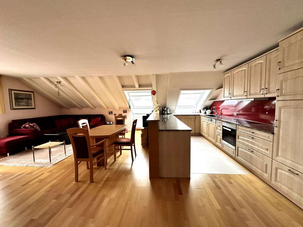 Immobilie in Hinterzarten - Schöne Dachgeschosswohnung mit Balkon, 2 Stellplätze und Gartenmitnutzung in Hinterzarten - Bild 2