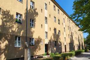 Kapitalanleger aufgepasst! Helle Zwei-Zimmer-Eigentumswohnung mit Balkon nahe Treptower Park! – Berlin – Vorschaubild 1