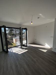 Moderne 2-Zimmer-Wohnung (47 m²) mit großem Holzbalkon, Gartenmitnutzung & Stellplatz