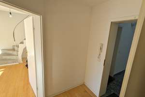 Geschmackvolle DG-Maisonette-Wohnung,offene Galerie mit 2 Zimmern, Balkon und EBK in MÜ-Nymphenburg – Die vollständige Adresse der Immobilie erhältst du vom Anbieter., 80639 Nymphenburg, München – Vorschaubild 10