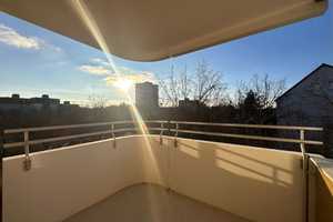 Geräumige 3,5-Zimmer-Wohnung mit Balkon in Schweinau zu vermieten – Olivenweg 50, 90441 Nürnberg – Vorschaubild 1