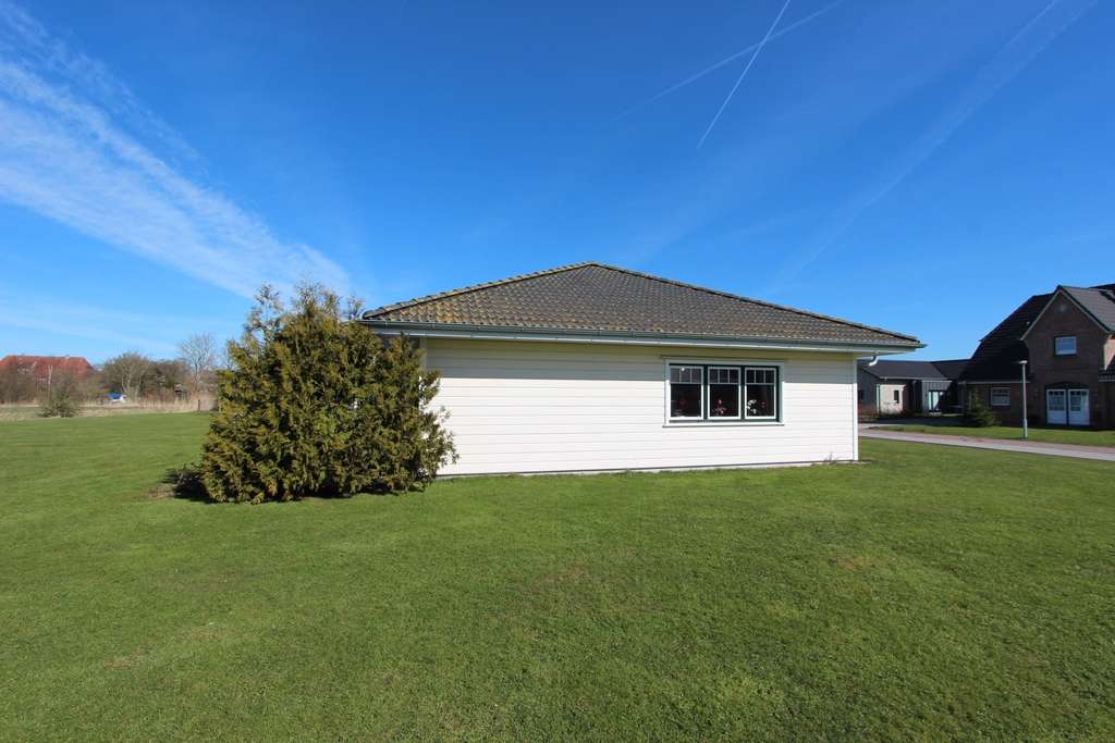 Immobilie in Dagebüll - Wohntraum zur ebenen Erde - Wohnhaus mit separater Einliegerwohnung und Doppelcarport - Bild 3