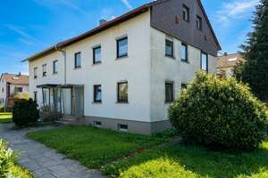 GRANDIOS GELEGENES MEHRGENERATIONENHAUS - sonnige 3-Familien-Doppelhaushälfte mit großem Garten