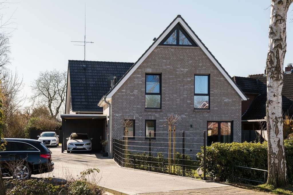 Neubau in Ofenerdiek: Zeitlose Architektur trifft auf moderne Wohnqualität