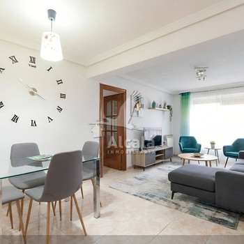 SEHR HELLE WOHNUNG IM ZENTRUM VON LOECHES
