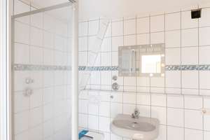 Helle Dachgeschosswohnung mit Einbauküche und Blick ins Grüne in ruhiger Lage von Oberhausen – Bismarckstraße 74, 46047 Borbeck, Oberhausen – Vorschaubild 3