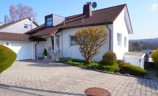 EFH + ELW in Aussichtslage mit großzügigem Grundstück