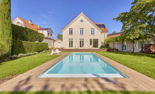 Exklusive Villa mit Pool und Panoramablick in bester Lage von Minfeld