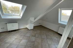 Exklusive und energiearme 3 Raum DG-Whg. auf 42 qm für eine Person - geringe Warmmiete