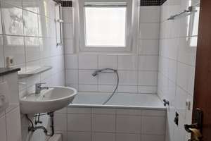 Gut geschnittene 2 Zimmerwohnung mit Balkon – Melanchthonstraße 37, 40597 Benrath, Düsseldorf – Vorschaubild 1