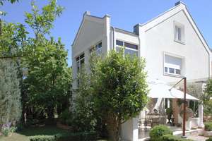 Stilvolles Einfamilienhaus mit fantastischer Gartenanlage inkl. Garage und Carport