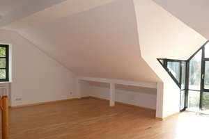 Mitten im Grünen - Außergewöhnliche DG-Wohnung mit neuer Küche, Einbauschränken, Galerie und Garten – Westpreußenstraße 38, 81927 Englschalking, München – Vorschaubild 4