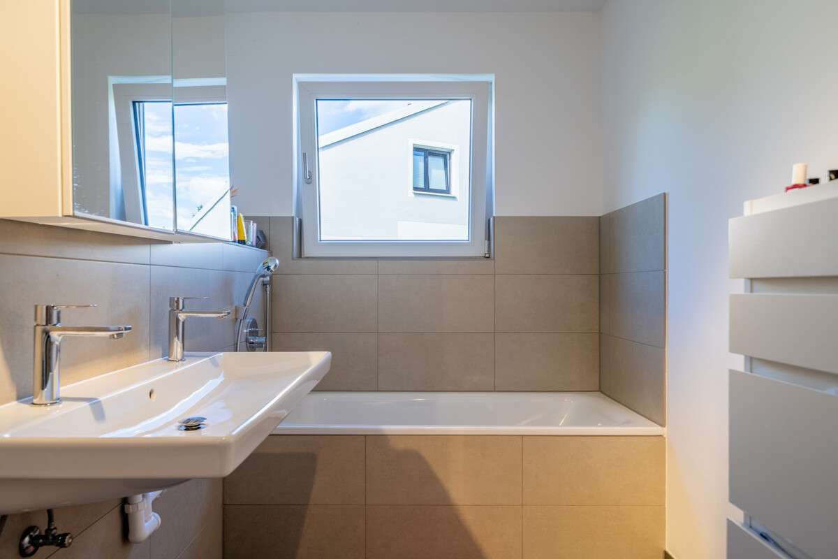 Immobilie in Schondorf am Ammersee - Traumhaftes Reiheneckhaus der Extraklasse mit Pool in Schondorf am Ammersee - Bild 0