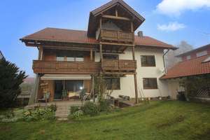 Familienfreundliches Zwei-/ Dreifamilienhaus mit viel Platz in Deggendorf – Die vollständige Adresse der Immobilie erhältst du vom Anbieter., 94469 Deggendorf – Vorschaubild 1