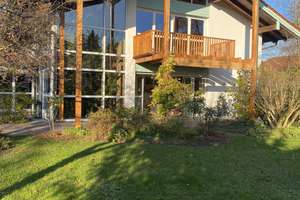 RESERVIERT! - Individuelle Villa mit Einliegerwohnung und traumhaften Garten in ruhiger Lage – Von-Scheffel-Straße 4, 83209 Prien am Chiemsee – Vorschaubild 1
