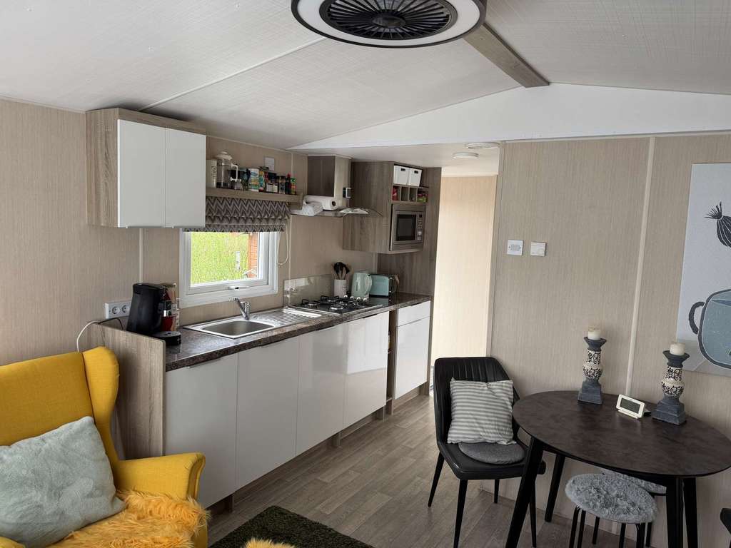 Immobilie in Schermbeck - NL !Modernes Chalet mit überdachter Terrasse und Kamin in de Veerstal Rhederlag am See - Bild 3