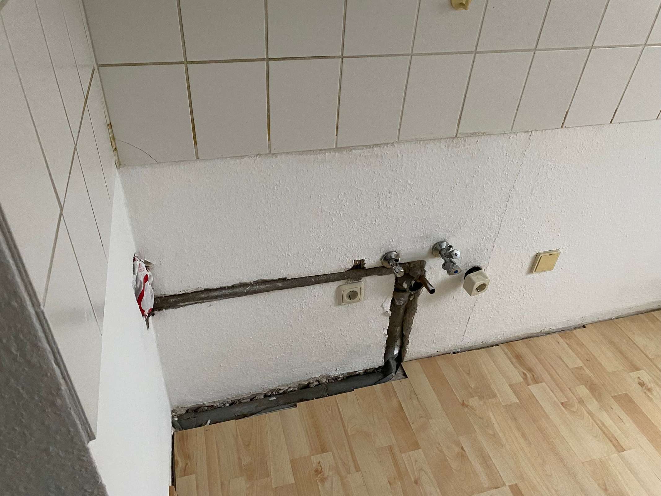 Helle 2-Zimmer-DG-Wohnung mit gemütlicher Loggia und Tiefgaragenstellplatz in Göttingen-Weende