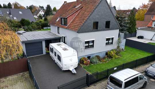 Bild von Zweifamilienhaus in Vinnhorst: Riesiger Garten, Pool, Garage & Einliegerwohnung!