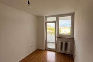 3-Zimmer-Wohnung mit schönen Ausblick – Gerhart-Hauptmann-Ring 70, 81737 Neuperlach, München – Vorschaubild 4