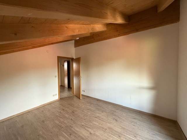 Immobilie in Anger - Großzügige und gemütliche Dachgeschosswohnung in ländlicher Wohnlage! - Bild 2