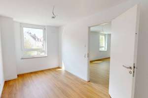 Erstbezug: Hochmoderne 3-Zimmer-Neubauwohnung mit EBK und Loggia im Osten von Nürnberg – Zerzabelshofstraße 13, 90478 Ludwigsfeld, Nürnberg – Vorschaubild 7
