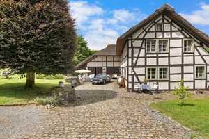 Historisches Bauernhaus mit Reetdach und kleinem Pferdestall in Monschau-Widdau – Aachen (Kreis) – Vorschaubild 1