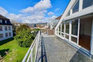 Wohnen mit Wohlfühlgarantie – helle 3-Zimmer-Wohnung mit großem Südwest-Balkon und Blick ins Grüne – Die vollständige Adresse der Immobilie erhältst du vom Anbieter., 65375 Oestrich-Winkel – Vorschaubild 1