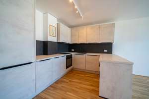 Attraktive 2-Zimmer-Wohnung im 12. Stock mit Weitblick – Die vollständige Adresse der Immobilie erhältst du vom Anbieter., 93051 Großprüfening-Dechbetten-Königswiesen, Regensburg – Vorschaubild 1
