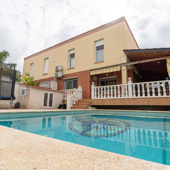 Reihenhaus mit Veranda, Garten und Pool, Parkplatz und Abstellraum