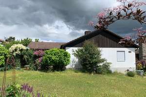 Charmanter Winkelbungalow in Oberdürrbach – Plana-Einbauküche, Terrasse, Garage & Stellplatz