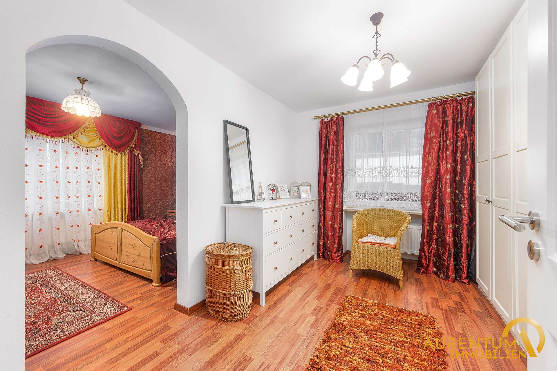 Immobilie in Bruckberg - SOFORT FREI: Großzügiger Bungalow mit Einliegerwohnung, weitläufigem Grundstück und einmaligem Blick - Bild 0