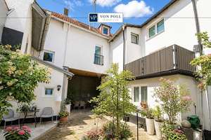 Hausteil einer Hofreite mit Balkon