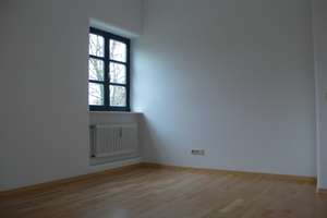 Mitten im Grünen - Außergewöhnliche DG-Wohnung mit neuer Küche, Einbauschränken, Galerie und Garten – Westpreußenstraße 38, 81927 Englschalking, München – Vorschaubild 7