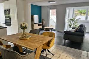 Sofort bezugsfrei: Schöne 2,5 Zimmer WHG mit Terrasse