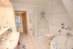 Schönes, großes Backsteinhaus mit 2 Wohnungen + Einliegerwohnung, Garten + 2 Garagen... – Börde (Kreis) – Vorschaubild 11