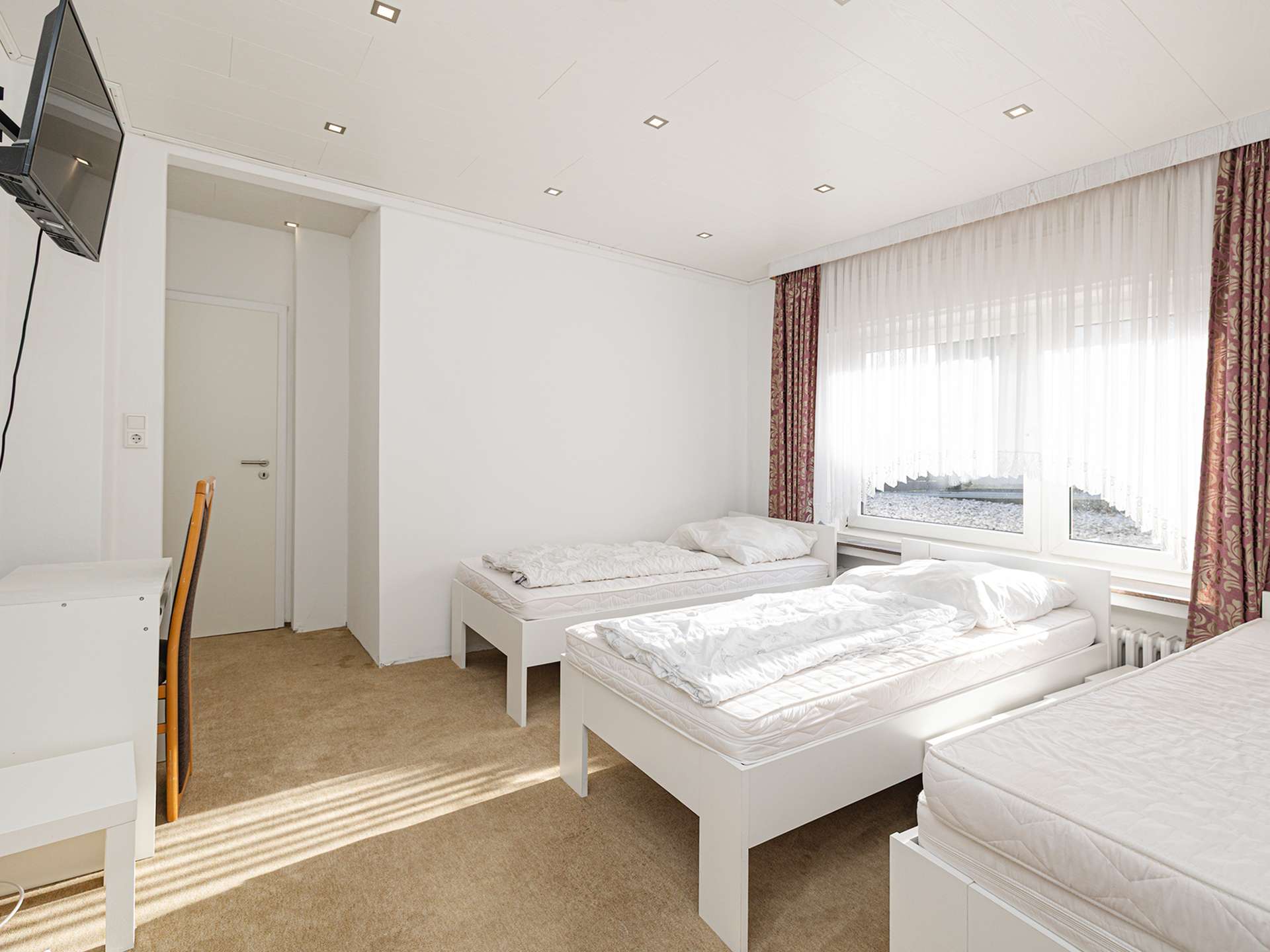 Immobilie in Hiddenhausen - Großes Ein- bis Zweifamilienhaus auf traumhaftem Grundstück in Hiddenhausen - Bild 1